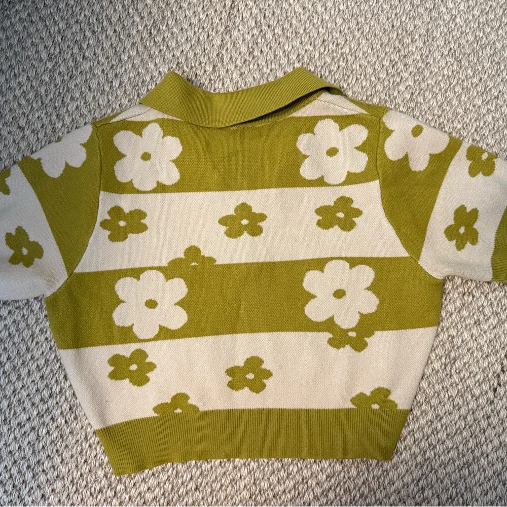 Le Lis Fitted knit Polo retro floral lime green Crop Top - size small